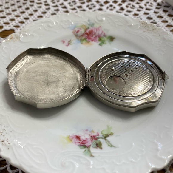 Vintage Art Deco Wristlet Dance Compact (Final Price) - Picture 4 of 13